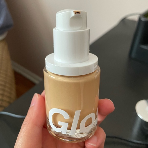 Glossier stretch fluid foundation - light 5 - tested twice - Picture 4 of 5